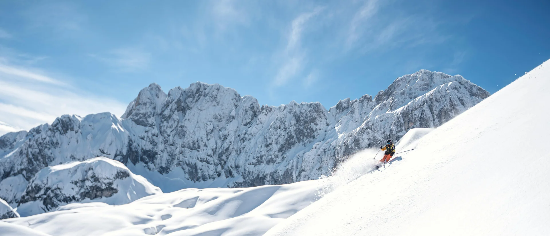 Der Salnerhof – das Hotel in Ischgl Skifahrer fährt einen steilen schneebedeckten Hang in den Bergen hinunter