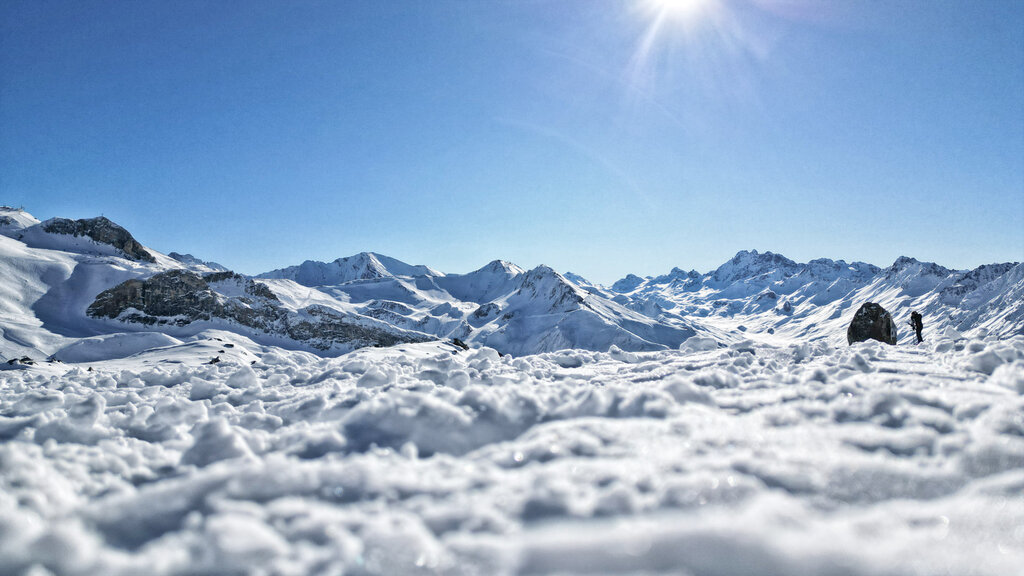 Ausblick auf verschneite Berge unter blauem Himmel